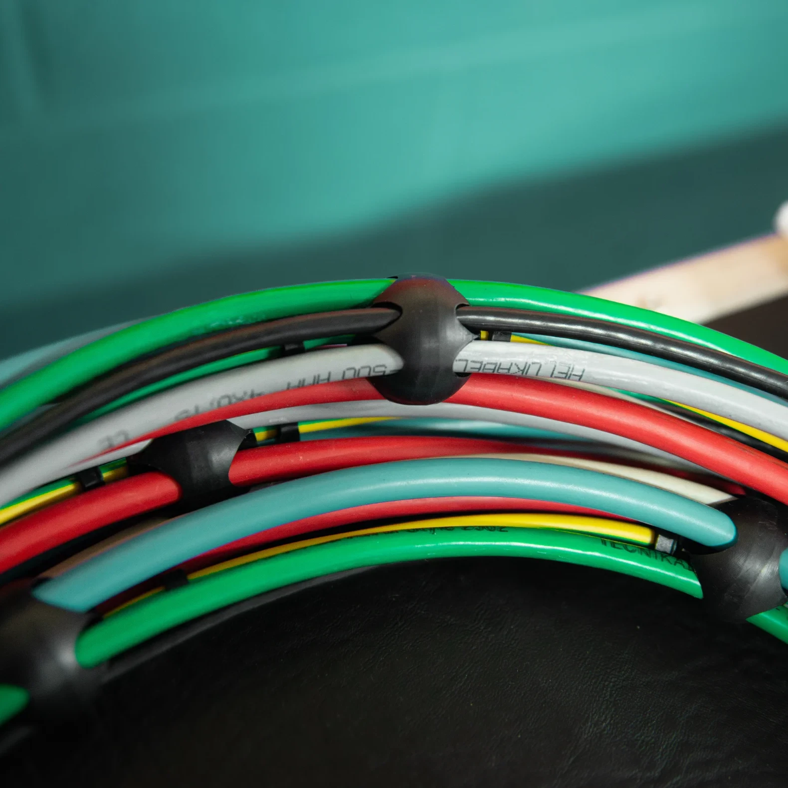 Komni | Soluciones de Organización de Cableado