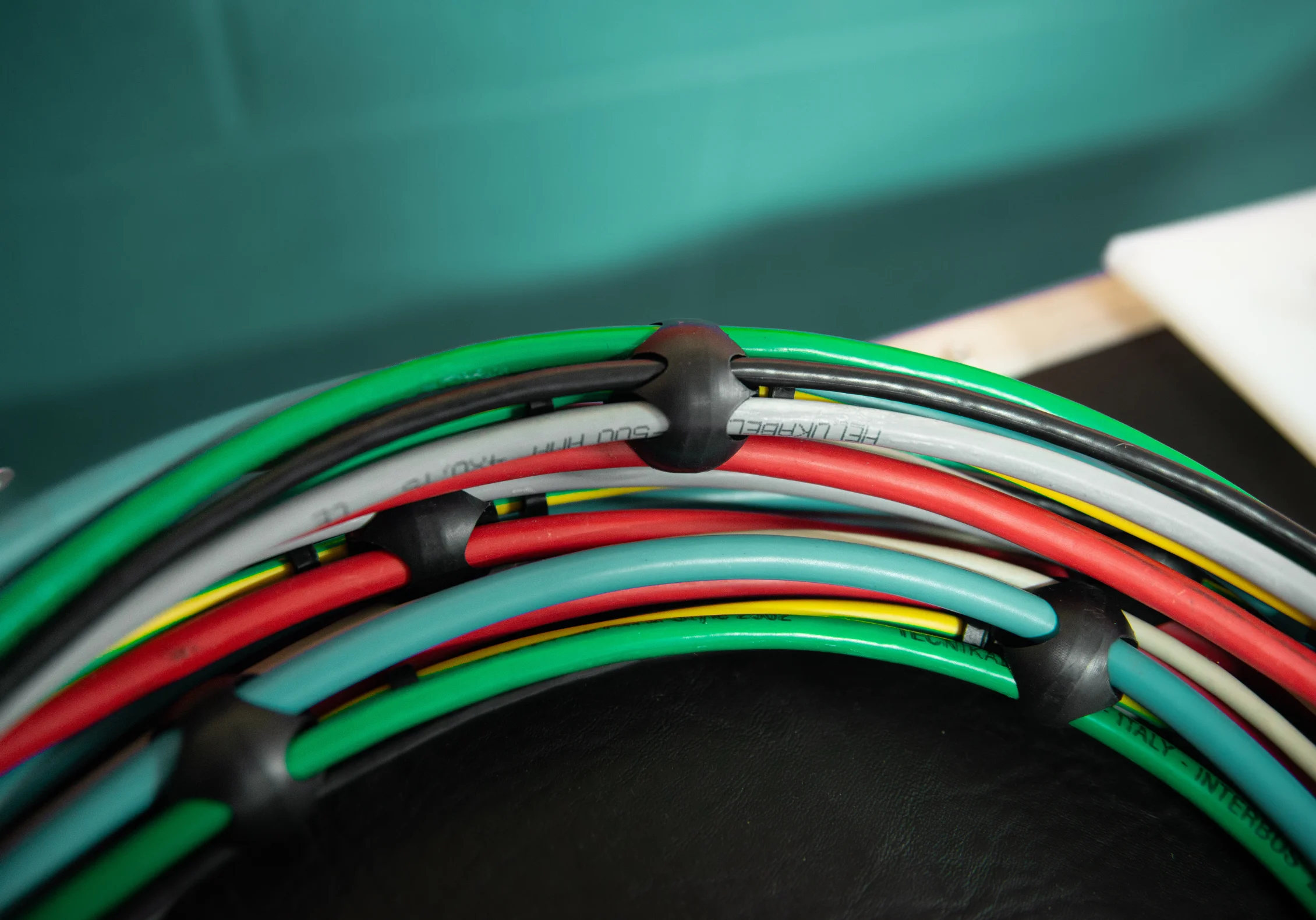 Komni | Soluciones de Organización de Cableado