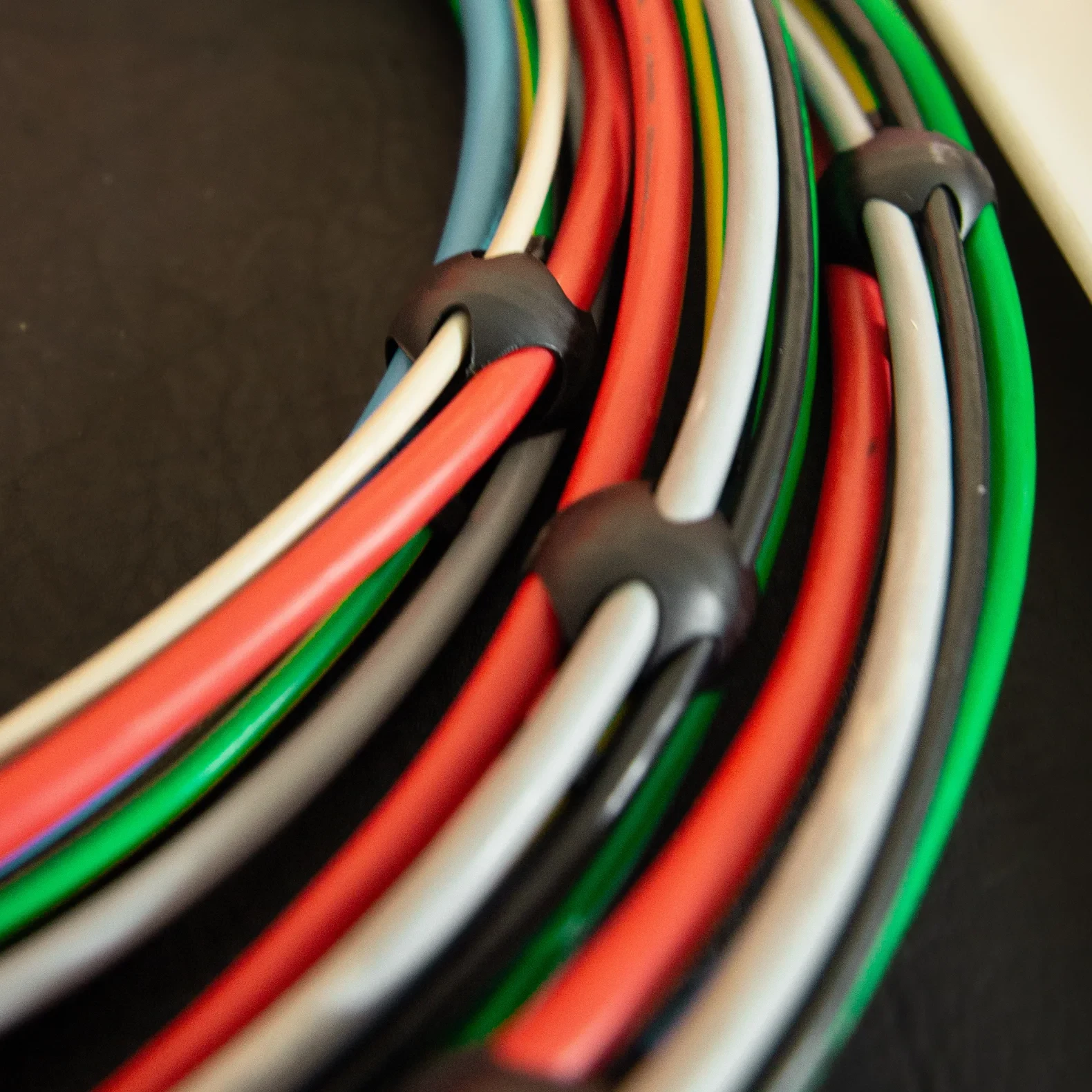 Komni | Soluciones de Organización de Cableado