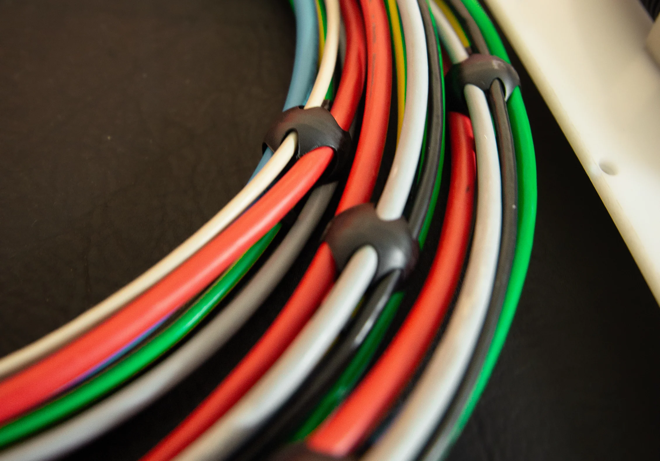 Komni | Soluciones de Organización de Cableado